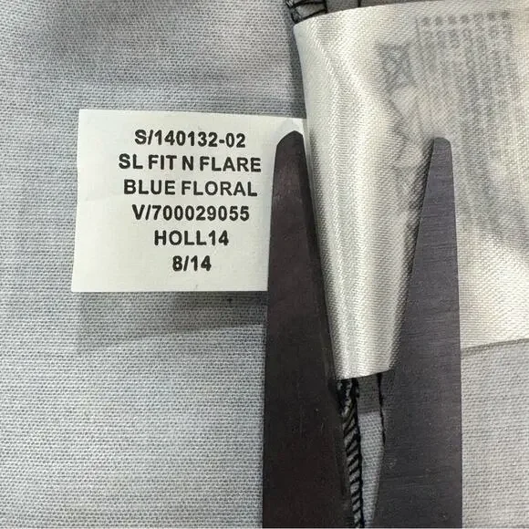 GAP Pleated Dress Fit N Flare Blue & Black ROSE print Dress Size 6. - Picture 6 of 7